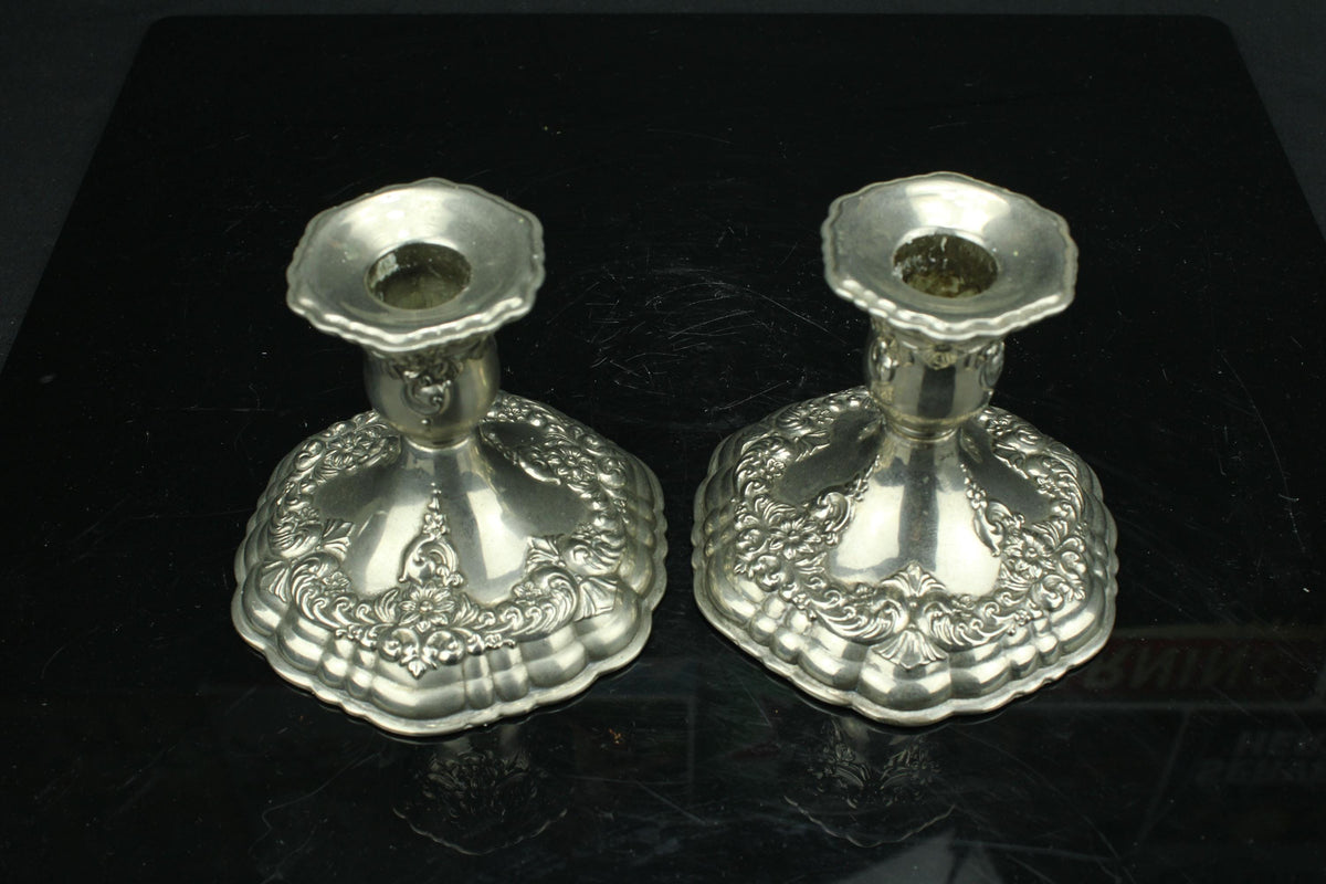 Verzilverde set van twee kandelaars  barok reliëf  acanthus & bloem  schulprand  - 10 cm
