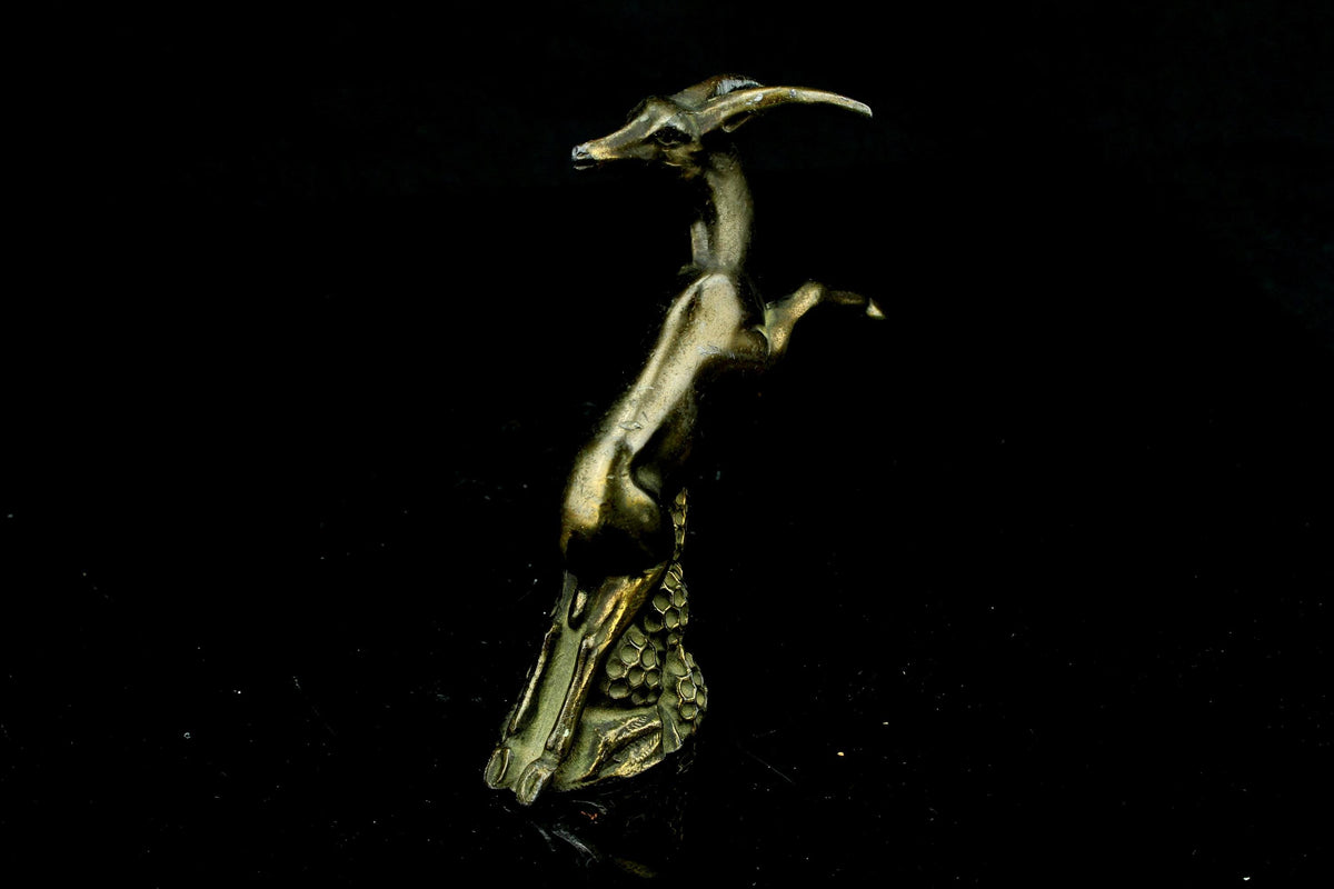 Messing springende antilope/gazellle  art déco  honingraatbasis  dierensculptuur beeldje  11 cm