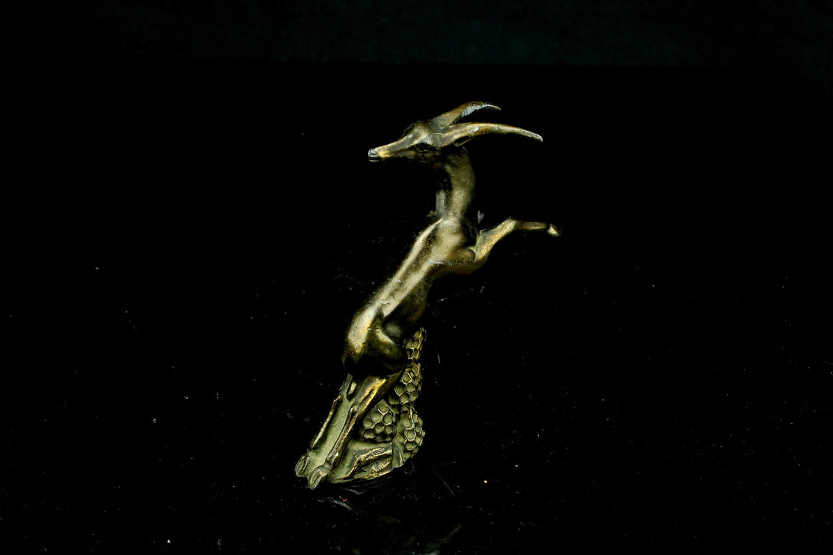 Messing springende antilope/gazellle  art déco  honingraatbasis  dierensculptuur beeldje  11 cm