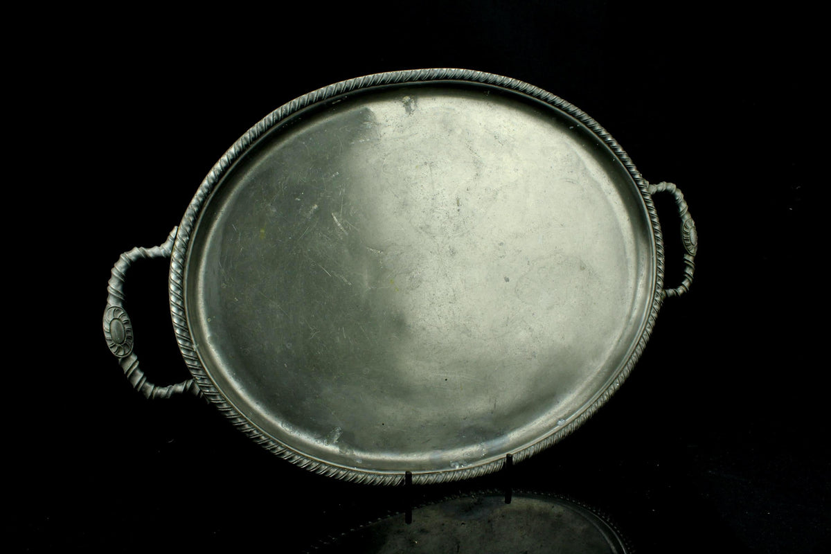 Tinnen ovaal dienblad met touwrand en twee hengsels  neoclassicistisch  49,5 cm