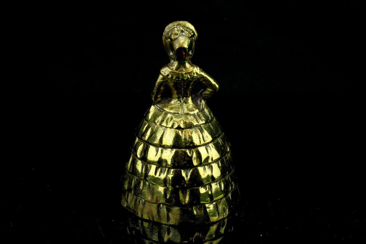Victoriaanse messing tafelbel - dame in crinolinekleed - 12 cm hoog - 408 gr. - werkende figurine bel - vintage brass