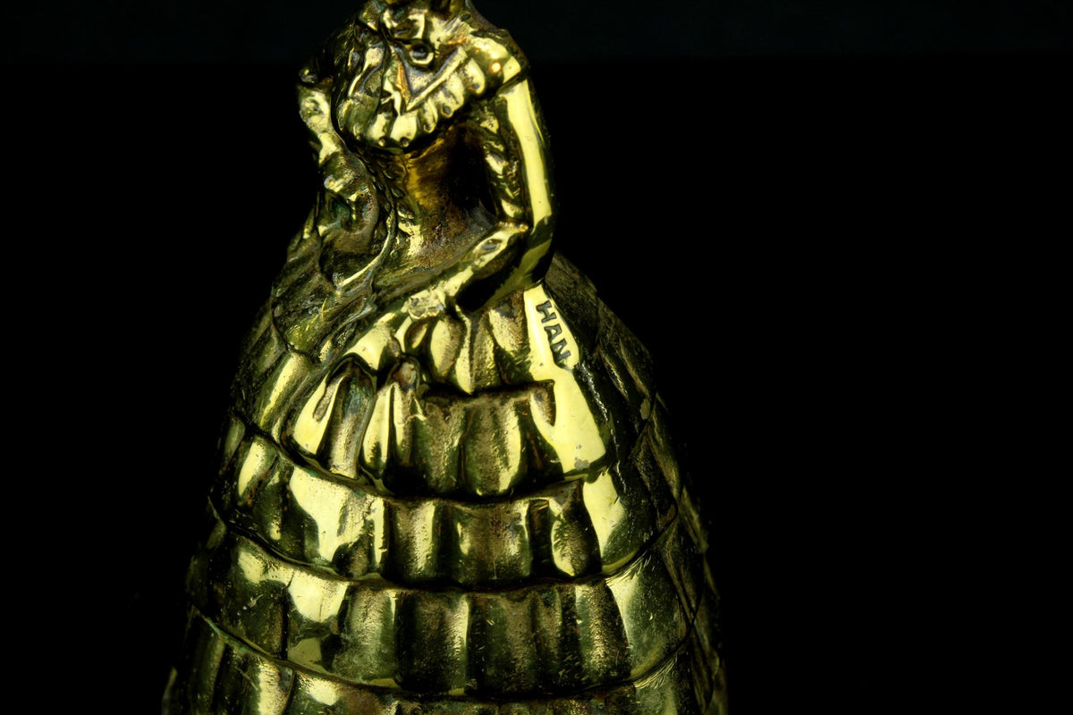 Victoriaanse messing tafelbel - dame in crinolinekleed - 12 cm hoog - 408 gr. - werkende figurine bel - vintage brass