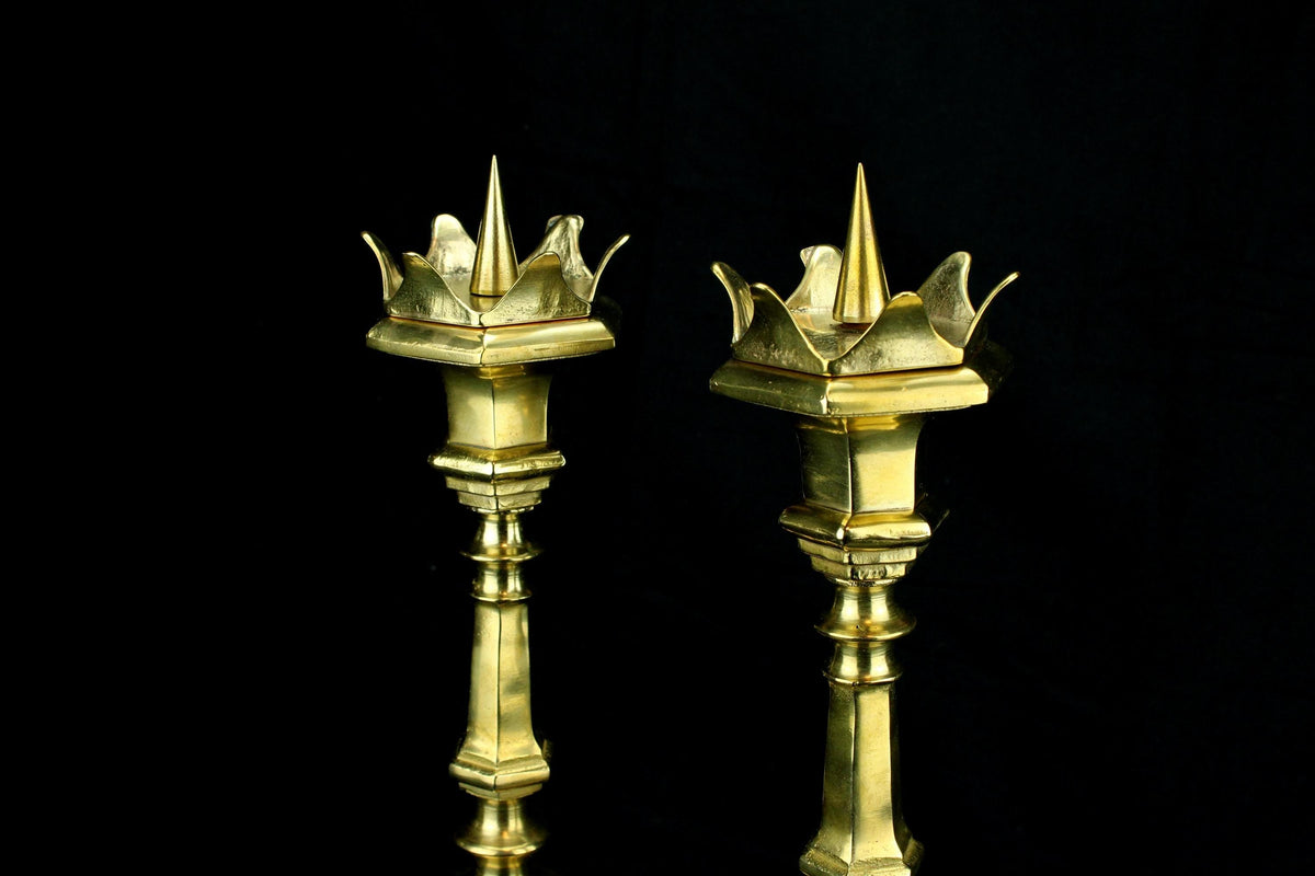 Set neogotische messing kerk altaar kandelaars - pricket stijl met spitskroon - set van 2 - 41 cm hoog -  - brass church candle