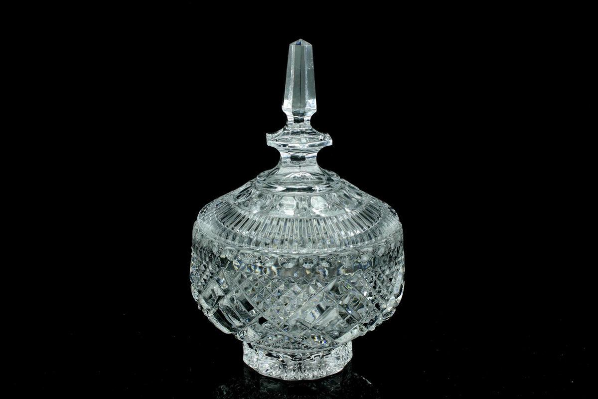 Geslepen Europees/ Boheems kristallen bonbonnière  diamantsnede  obelisk spitstop  met deksel  20 cm