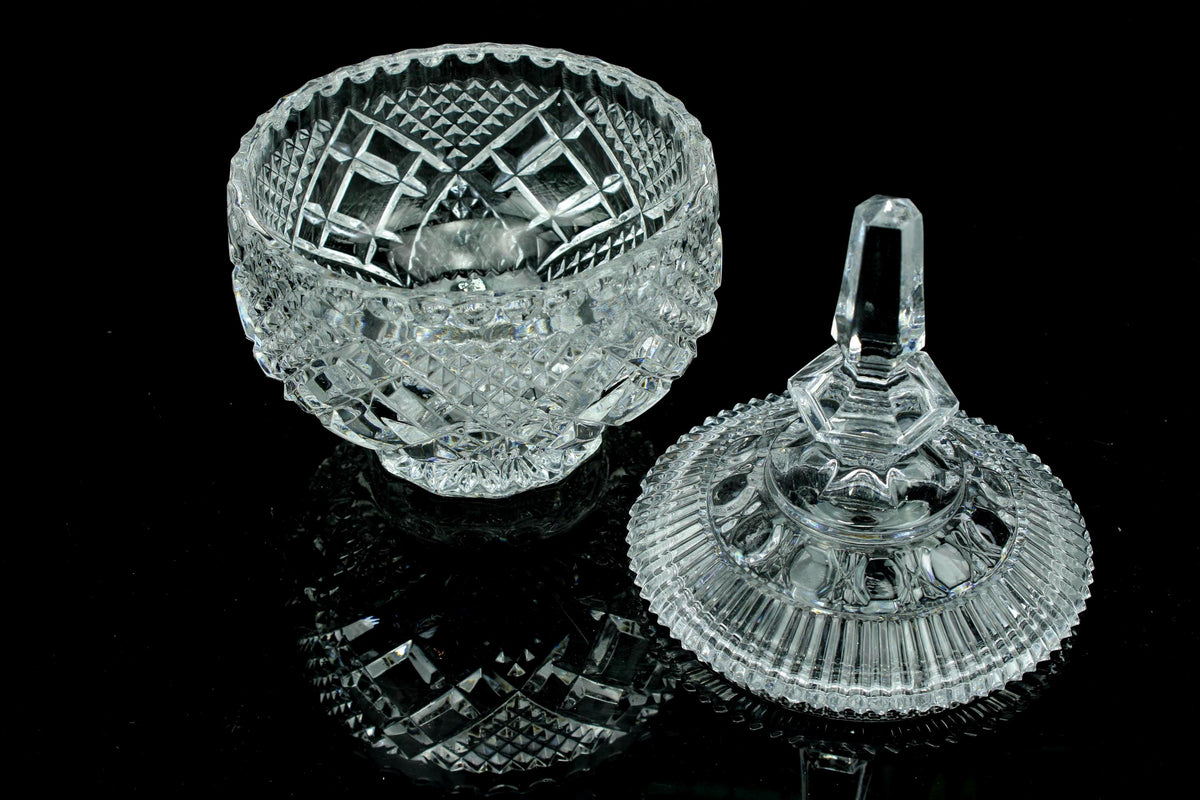 Geslepen Europees/ Boheems kristallen bonbonnière  diamantsnede  obelisk spitstop  met deksel  20 cm