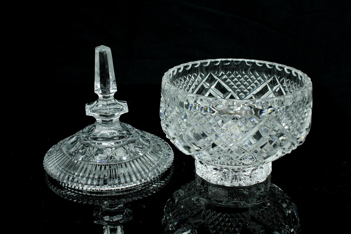 Geslepen Europees/ Boheems kristallen bonbonnière  diamantsnede  obelisk spitstop  met deksel  20 cm
