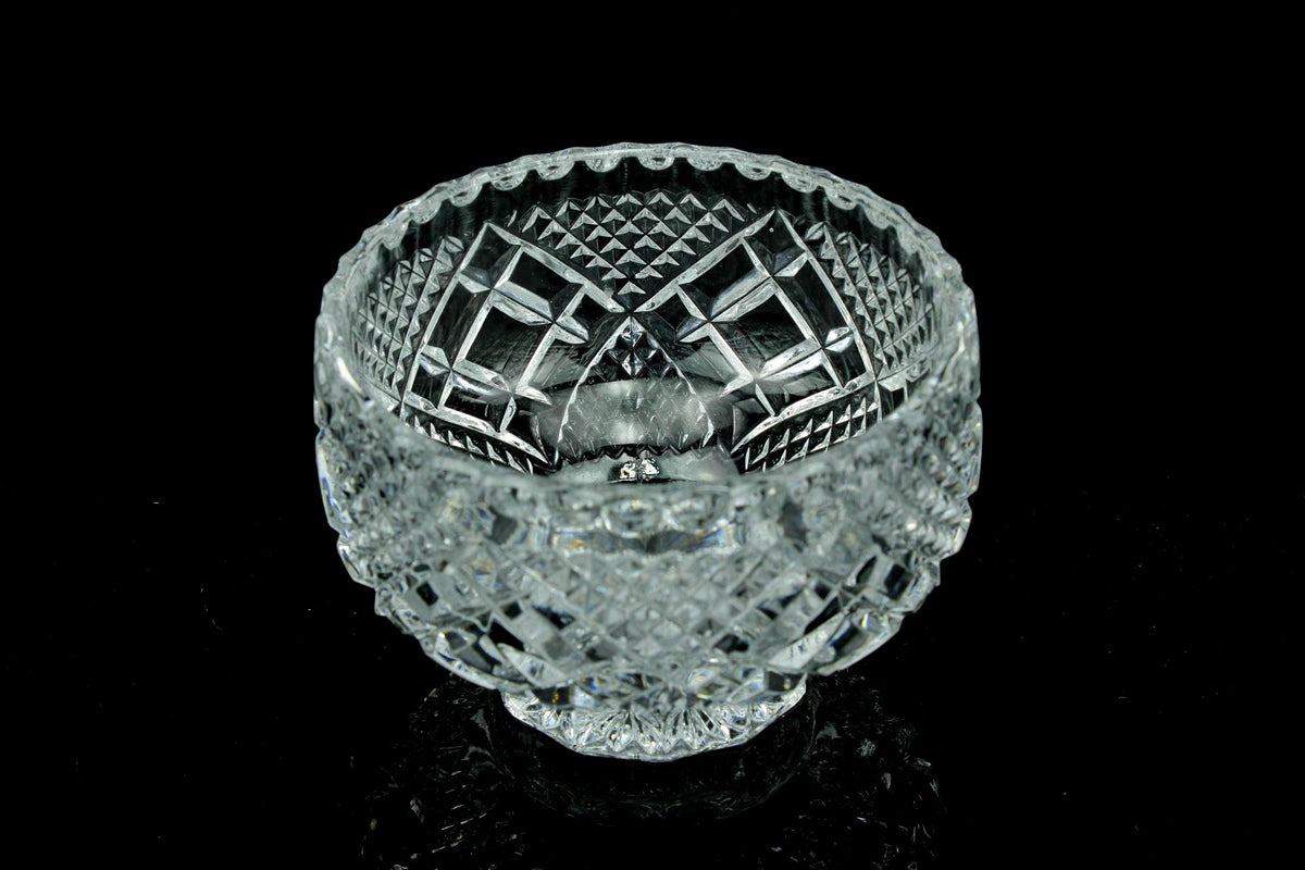 Geslepen Europees/ Boheems kristallen bonbonnière  diamantsnede  obelisk spitstop  met deksel  20 cm