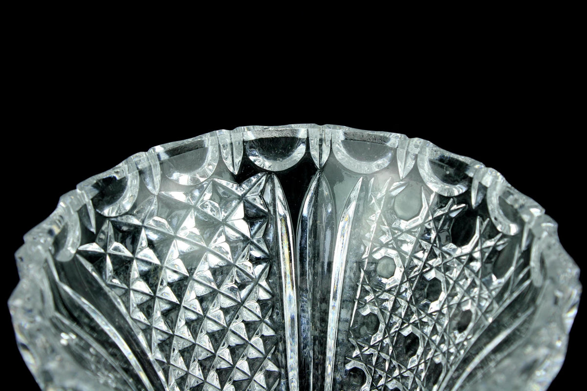 Geslepen Boheems kristallen vaas  hobnail & boogfries  vierkante sterstempel voet  18 cm