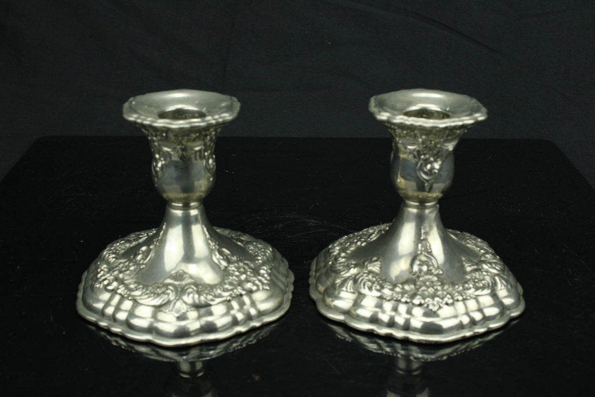 Verzilverde set van twee kandelaars  barok reliëf  acanthus & bloem  schulprand  - 10 cm