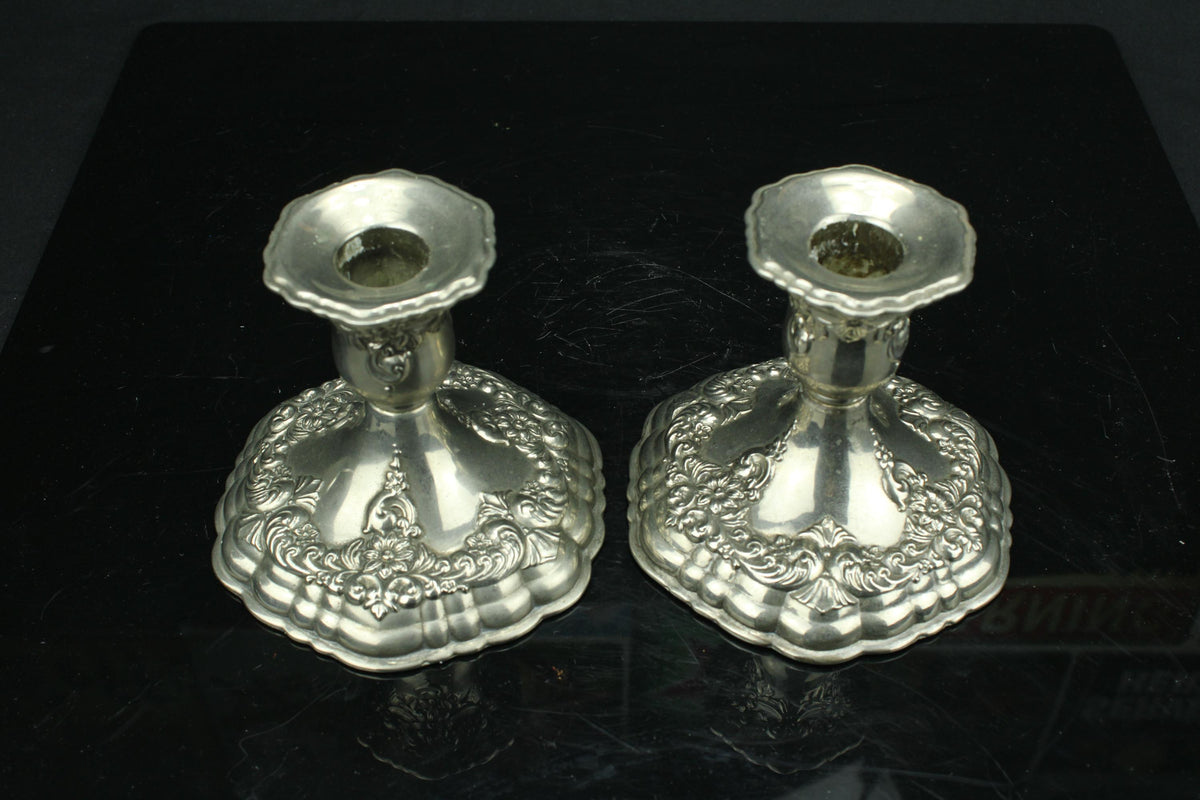 Verzilverde set van twee kandelaars  barok reliëf  acanthus & bloem  schulprand  - 10 cm