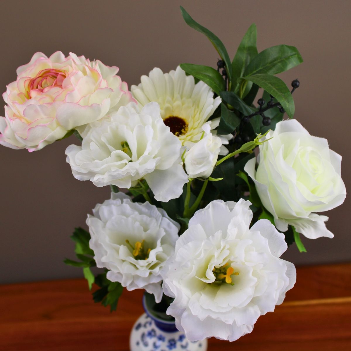 Zijden boeket ‘Elegance’ luxe tijdloze witte bloemenmix